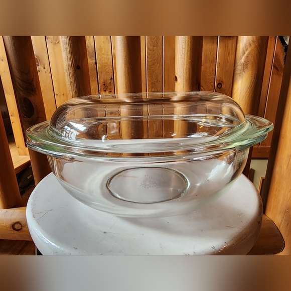 Pyrex Round Clear Covered Casserole Dish With Black Metal Stand - Picture 5 of 8